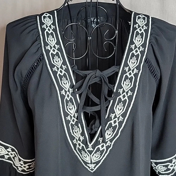 XOXO Black and‎ White Aztec Embroidered Peasant Blouse Medium - Picture 2 of 10